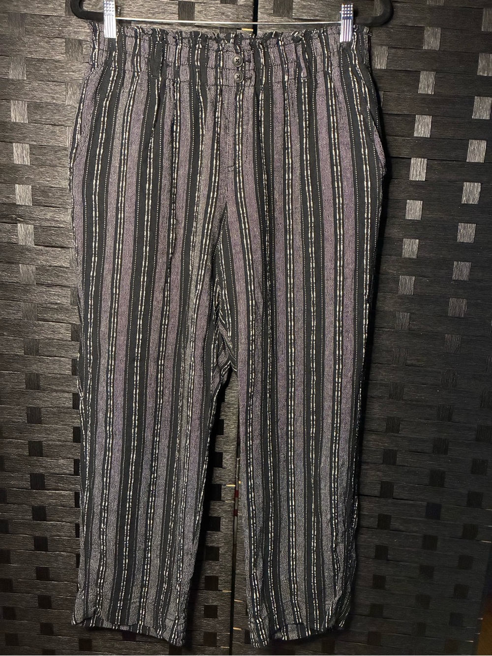Briggs New York Black and Gray Vertical-Striped Cropped Pants